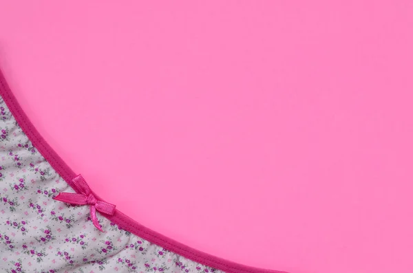Stuha na bílé dámské spodní prádlo s krajkou na růžovém pozadí s kopírovacím prostorem. Krása módní blogger koncept. Romantické spodní prádlo na Valentýna pokušení — Stock fotografie
