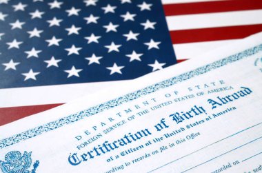 Yurtdışında doğum sertifikası Amerika Birleşik Devletleri bayraklarında yer almaktadır.