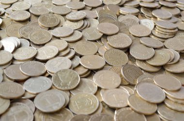 Büyük miktarda parlak Ukraynalı eski 1 Hryvnia sikkesi yakında. Ukrayna 'da zengin yaşam kavramı