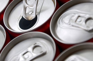 Bir sürü alüminyum soda kutusu. Gazoz veya teneke kutuların seri üretimi için reklam.