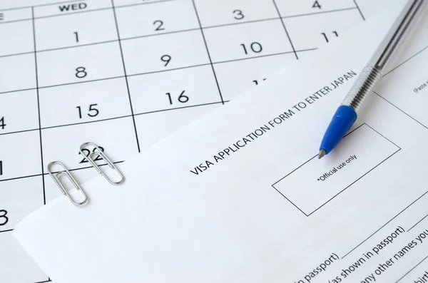 Visa application form to enter Japan and blue pen on paper calendar page — Stock Photo, Image