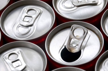 Bir sürü alüminyum soda kutusu. Gazoz veya teneke kutuların seri üretimi için reklam.