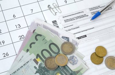 Kalem ve avrupa para faturalarıyla dolu Alman vergi formu ofis takviminde yer alıyor. Almanya 'daki vergi mükellefleri vergi ödemek için avro para birimi kullanıyorlar