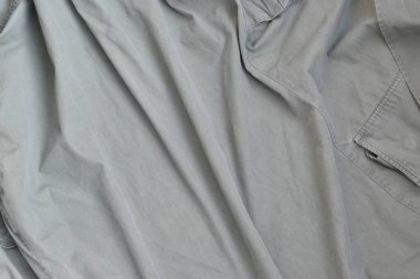 Kumaşın dokusu zeytin renginde. İkinci Dünya Savaşı 'ndaki Amerikan askerlerinin üniformasına benziyor.