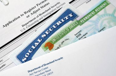 I-485 Kalıcı ikamet kaydına yönelik başvuru ya da statü formunu ayarlama ve sosyal güvenlik numarasının yazılı olduğu yeşil kart Uscis zarfında bulunmaktadır.
