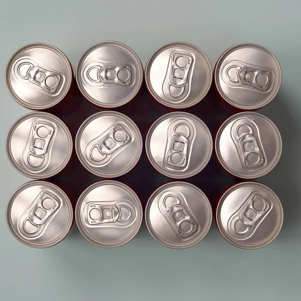 Много новых алюминиевых банок из соды безалкогольных напитков или контейнеров энергетических напитков. Концепция производства напитков и массовое производство — стоковое фото