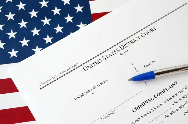 Tribunal de Distrito Documentos de la corte de quejas penales y lápiz azul en bandera de Estados Unidos — Foto de Stock
