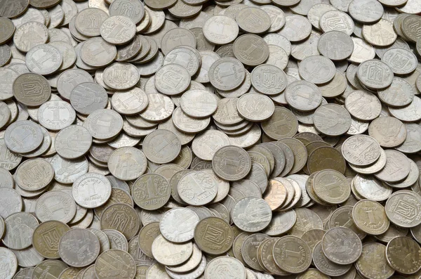 Grote hoeveelheid glanzende Oekraïense oude 1 hryvnia munten close-up. Het concept van rijk leven in Oekraïne — Stockfoto