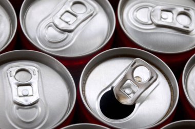 Bir sürü alüminyum soda kutusu. Gazoz veya teneke kutuların seri üretimi için reklam.