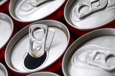 Bir sürü alüminyum soda kutusu. Gazoz veya teneke kutuların seri üretimi için reklam.