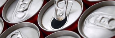 Bir sürü alüminyum soda kutusu. Gazoz veya teneke kutuların seri üretimi için reklam.