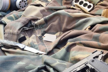 Takipçi askerler Sovyet gaz maskesi yeşil haki rengi ceketli tabanca ve bıçakla yatar.