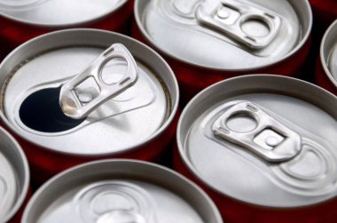 Bir sürü alüminyum soda kutusu. Gazoz veya teneke kutuların seri üretimi için reklam.