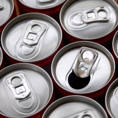 Bir sürü alüminyum soda kutusu. Gazoz veya teneke kutuların seri üretimi için reklam.