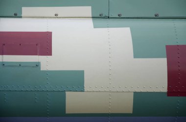 Kamuflajlı askeri helikopterin yan dokusu. Eski zırhlı uçaklar.