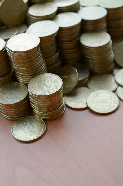 Grote hoeveelheid glanzende Oekraïense oude 1 hryvnia munten close-up op houten tafel. Het concept van het bedrijfsleven en het rijke leven in Oekraïne — Stockfoto