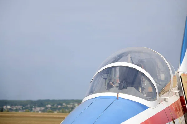 Cabina de aviones de combate blindados de cerca contra el cielo azul — Foto de Stock