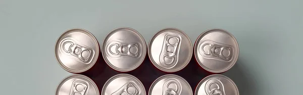 Muchas latas nuevas de aluminio de refrescos o recipientes de bebidas energéticas. Concepto de fabricación de bebidas y producción en masa —  Fotos de Stock