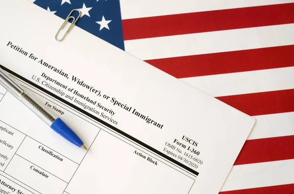 I-360 Petition for Amerasian, Widower or special immigrant blank form lies on United States flag with blue pen from Department of Homeland Security — Stock Photo, Image