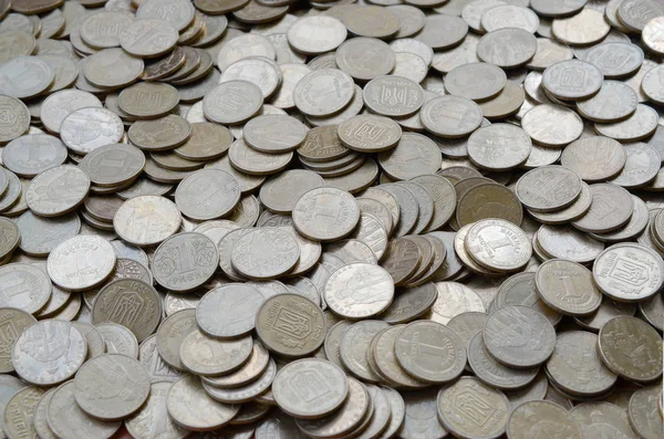 Grande quantidade de antigas moedas ucranianas brilhantes 1 hryvnia fechar. O conceito de vida rica na Ucrânia — Fotografia de Stock