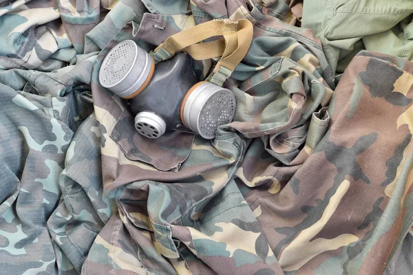 Soldados acosadores máscara de gas soviético se encuentra en muchas chaquetas de camuflaje verde caqui —  Fotos de Stock