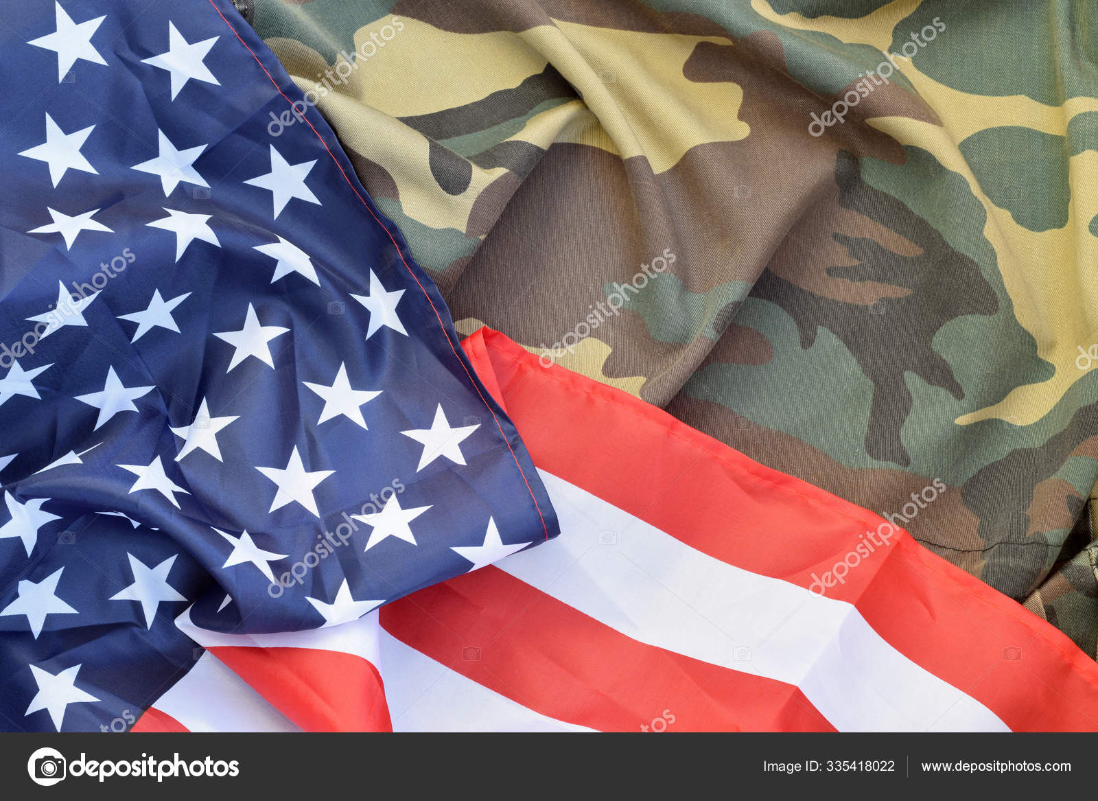 Estados Unidos da América bandeira e casaco uniforme militar dobrado.  Símbolos militares fundo conceitual banner para feriados patrióticos  americanos fotos, imagens de © Mehaniq #335418022