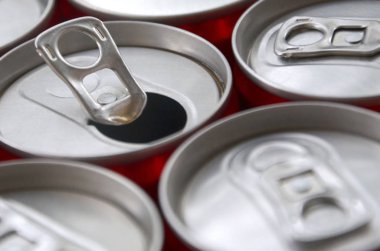 Bir sürü alüminyum soda kutusu. Gazoz veya teneke kutuların seri üretimi için reklam.