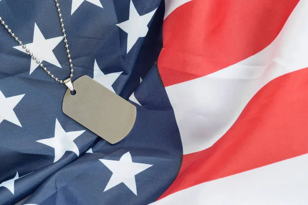 Silvery military beads with dog tag on United States fabric flag — Stock Photo, Image