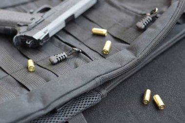9mm 'lik mermiler ve tabancalar siyah bir sırt çantasında yatıyor.