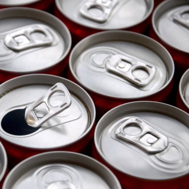 Bir sürü alüminyum soda kutusu. Gazoz veya teneke kutuların seri üretimi için reklam.