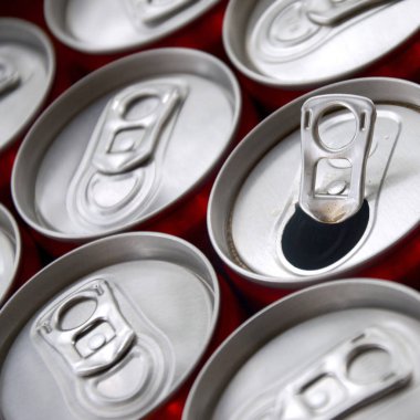 Bir sürü alüminyum soda kutusu. Gazoz veya teneke kutuların seri üretimi için reklam.
