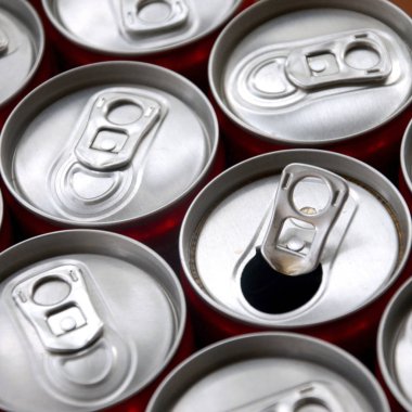 Bir sürü alüminyum soda kutusu. Gazoz veya teneke kutuların seri üretimi için reklam.