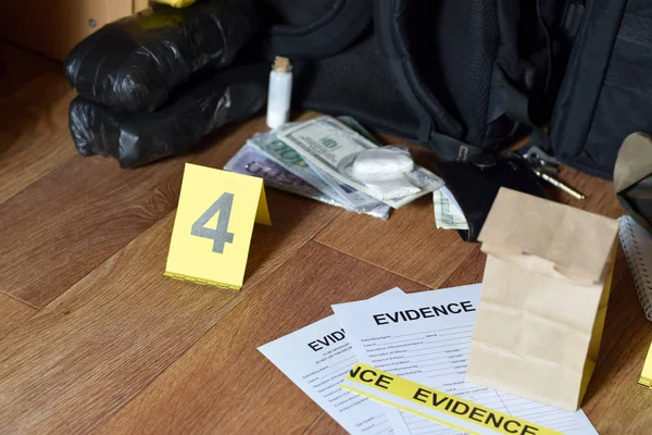 Evidence Chain of Custody Labels and brown paper bag lies with big heroin packets and packs of money bills as evidence in crime scene investigation process — Stock Photo, Image