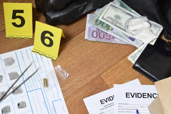 Evidence Chain of Custody Labels and brown paper bag with fingerprints applicant card lies against big heroin packets and packs of money bills as evidence in crime scene investigation process — Stock Photo, Image