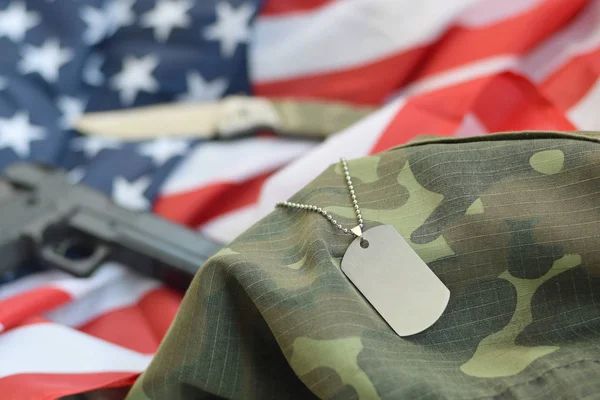 Army Dog címke token 9mm-es golyók és pisztoly feküdt hajtogatott Egyesült Államok zászló és álcázó egyenruha — Stock Fotó