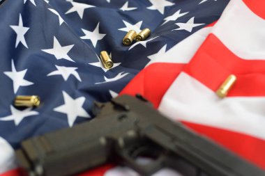 9mm 'lik mermiler ve tabancalar katlanmış ABD bayrağında yatıyor
