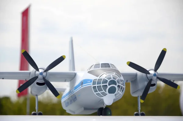 Modelo de juguete del transportador de aviones militares ucranianos de cerca. Avión realista hecho a mano — Foto de Stock