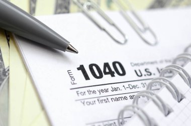 Kalem, defter ve dolar faturaları 1040 vergi formu üzerinde yalan olduğunu 
