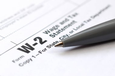 Kalem W-2 ücret ve vergi beyanı vergi form üzerinde yatıyor. Vergi ödemek için zaman