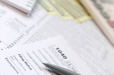 Kalem, defter, hesap makinesi ve dolar faturaları t üzerinde yalan olduğunu