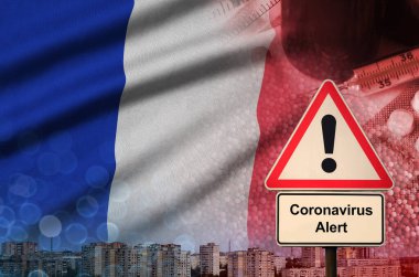 Fransa bayrağı ve Coronavirus 2019-ncov uyarı işareti. Gezgin turistler arasında yeni koronavirüs salgını olma olasılığı yüksek.
