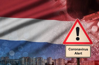 Hollanda bayrağı ve Coronavirus 2019-ncov uyarı işareti. Gezgin turistler arasında yeni koronavirüs salgını olma olasılığı yüksek.