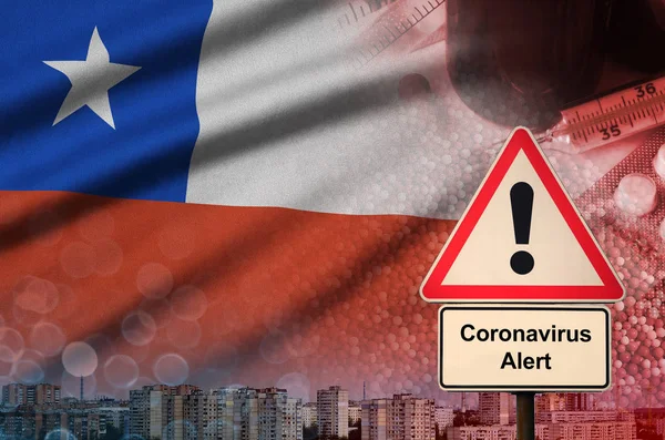 Bandera de Chile y señal de alerta Coronavirus 2019-nCoV. Concepto de alta probabilidad de brote novedoso de coronavirus a través de turistas viajeros —  Fotos de Stock