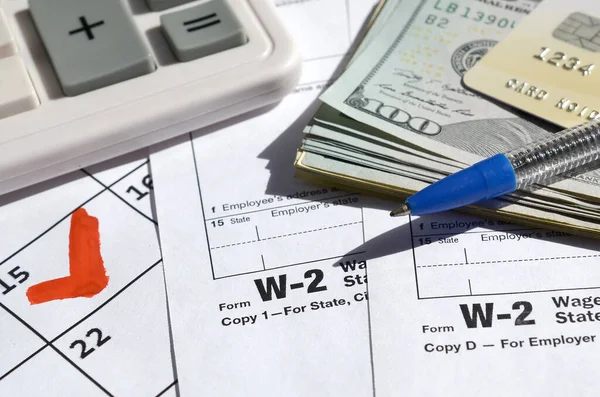 W-2 Płace i zeznania podatkowe puste z kartą kredytową na dolarze — Zdjęcie stockowe