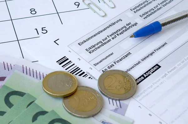 Formulario de impuestos alemán con bolígrafo y billetes de dinero europeos se encuentra en la oficina — Foto de Stock