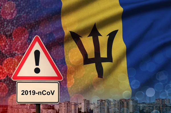 Bandera de Barbados y señal de alerta Coronavirus 2019-nCoV. Concepto de alta probabilidad de brote novedoso de coronavirus a través de turistas viajeros —  Fotos de Stock