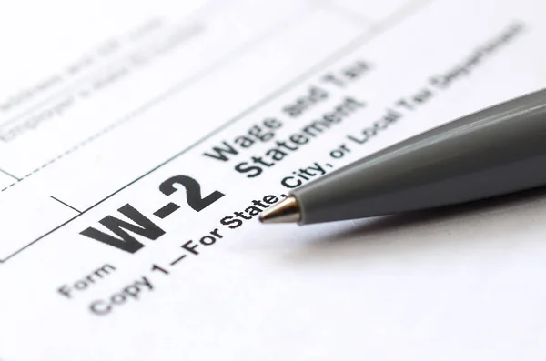 El bolígrafo se encuentra en el formulario de impuestos W-2 Wage and Tax Statement. El momento de pagar impuestos —  Fotos de Stock