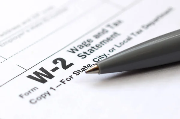 Kalem W-2 ücret ve vergi beyanı vergi form üzerinde yatıyor. Vergi ödemek için zaman