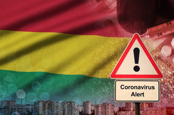 Bendera Bolivia dan tanda peringatan Coronavirus 2019-nCoV. Konsep kemungkinan tinggi dari wabah baru coronavirus melalui wisatawan yang bepergian — Stok Foto