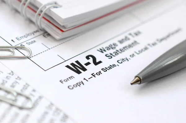 A tollat, és notebook, az adó W-2 bér- és adóügyi nyilatkozat formájában. Az idő, hogy fizet adót — Stock Fotó